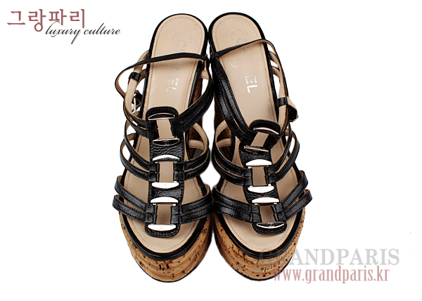 샤넬 블랙 레더 스트랩 코르크 웨지 샌들 37 1/2