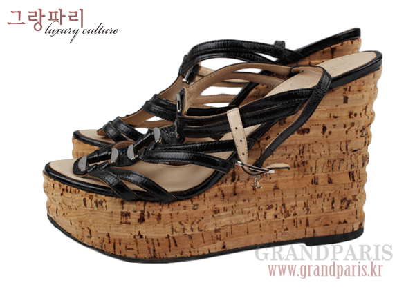 샤넬 블랙 레더 스트랩 코르크 웨지 샌들 37 1/2