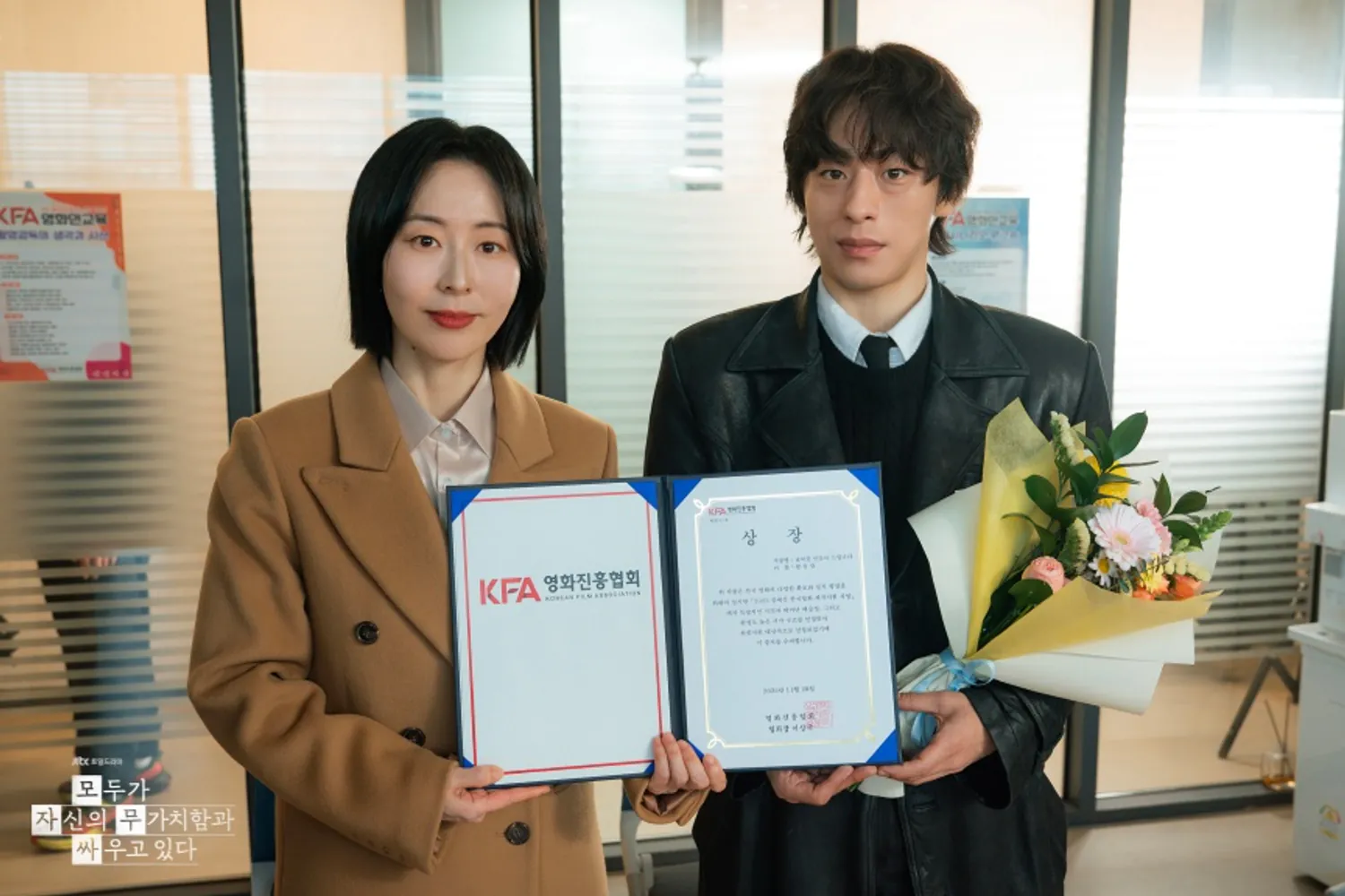 김성일의 오늘 새벽 (근무 때문에 못 본) #드라마 [모두가 자신의 무가치함과 싸우고 있다] 9, 10화를 몰아서 봤습니다. 이렇게 사실적인 (작가주의) 작품이 그리웠어요. 실제 같은 대사가 희열을 주고, 그것을 연기하는 배... 이미지
