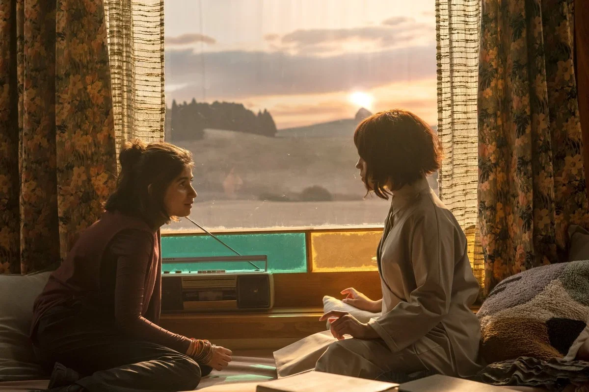 김성일의 타이카 와이티티(Taika Waititi) 감독의 신작 #영화 [클라라와 태양(KLARA AND THE SUN)] 예고편 공개. 이미지