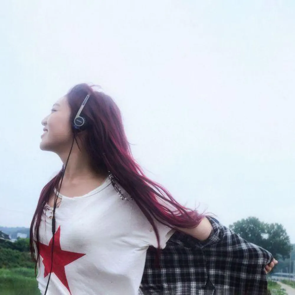 김성일의 싱어송라이터(#밴드) 김뜻돌 님 새 싱글(#앨범) 곡 '1+1=0(feat. Jay Som)'와 뮤직비디오를 발표. 미국 싱어송라이터 Jay Som과 협업한 작품이라고 합니다. 이미지