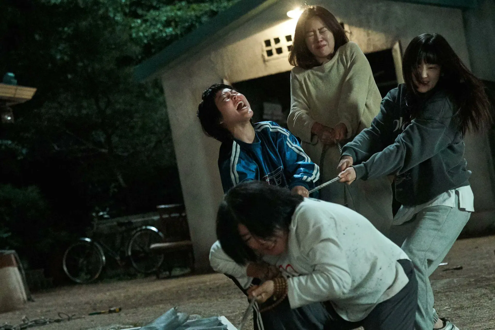 김성일의 배우 이정은, 공효진, 박소담, 이연 주연작 #영화 [경주기행](김미조 감독) 보도 스틸이 공개되었습니다. 본 작품은 08월 26일 개봉 예정이며, 가족 복수 로드 무비로, 이미지