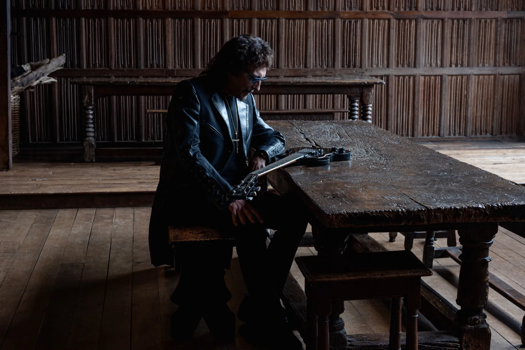 김성일의 #밴드 블랙 새버스(Black Sabbath)의 기타리스트 토니 아이오미(Tony Iommi) 분이 21년만에 솔로 신작(#앨범) [From The Dark](BMG, 10월 23일 발매)를 발표합니다. 이미지