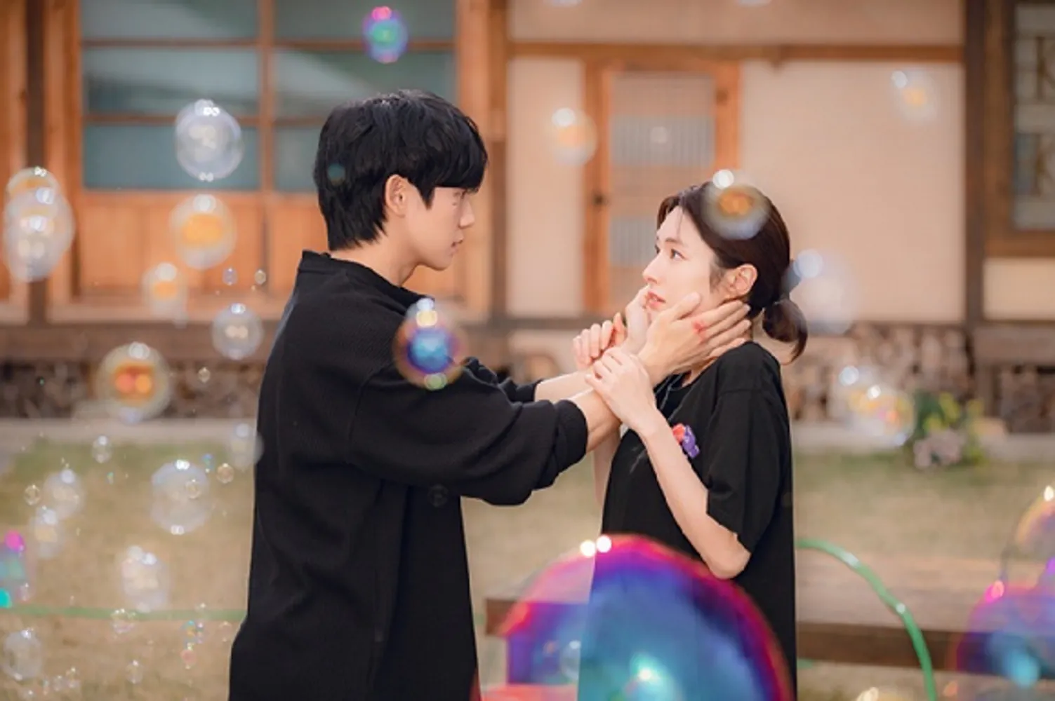 김성일의 #넷플릭스 신작 #드라마 [이런 엿같은 사랑]을 시청했습니다. 초반 회차에서 느꼈던 즐거움과 흥미는 갈수록 조폭 액션이 가미되면서 집중력을 떨어지게 만들었습니다. 굳이 조폭 액션에 저리 많은 시간을 할애할 필요가 있... 이미지