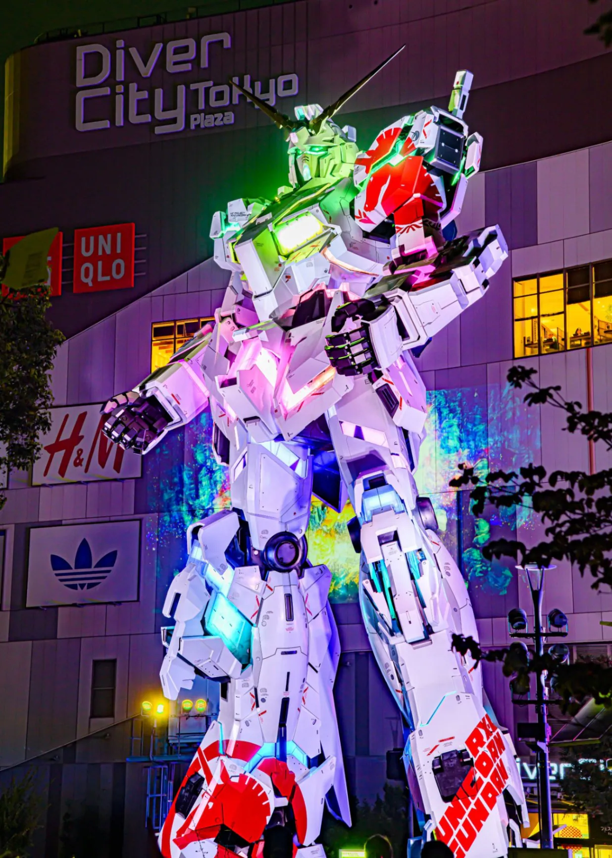 김성일의 일본 DiverCity Tokyo Plaza에 실물 크기로 전시가 되고 있었던 유니콘 건담이, 9년의 전시를 끝으로 철거하게 되었습니다. 이미지
