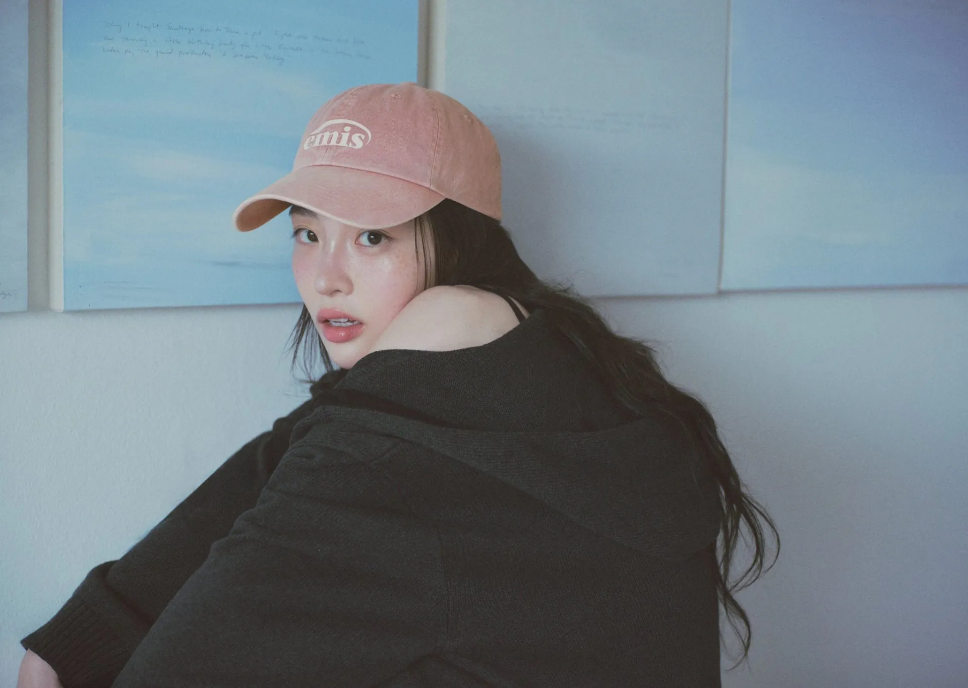 김성일의 이미스(emis), 김민하 배우님 26FW CAP 캠페인 화보입니다. 김민하 배우님은 주근깨가 매력입니다. 사진 색감과 연출, 구도, 그에 따른 스타일이 멋지네요. 이미지