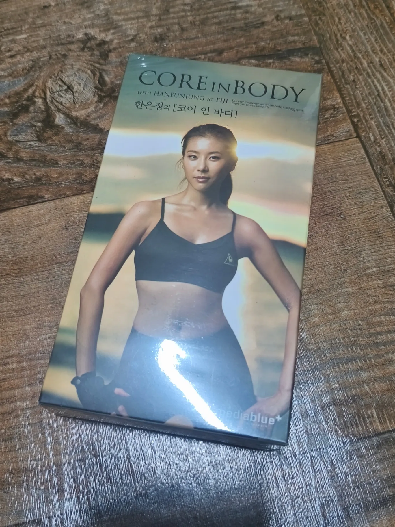 김성일의 아까 집 청소를 하는데 한은정의 [코어 인 바디(CORE IN BODY)] 비디오 테이프가 나왔어요. 비매품인 걸 보니 홍보용으로 받은 것 같은데, 어느 분에게 받았는지 기억이 안 납니다. 2005년 02월에 제작된... 이미지