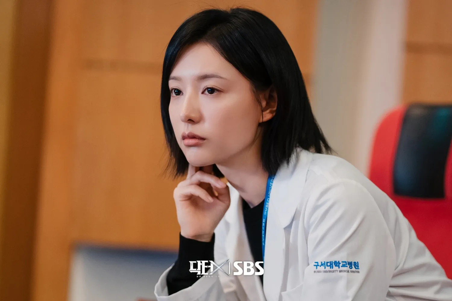 김성일의 전에 병원에 가면 꼭 의사 '선생님'이라 불렀지만, 아픈 사람을 볼모로 하는 그들의 모습을 본 후로는 누구 누구 의사 '분'이라 부른다. '선생님'이라 부르기에, 아픈 이들을 생각하는 그들의 사상이 너무 낮다. 대학... 이미지