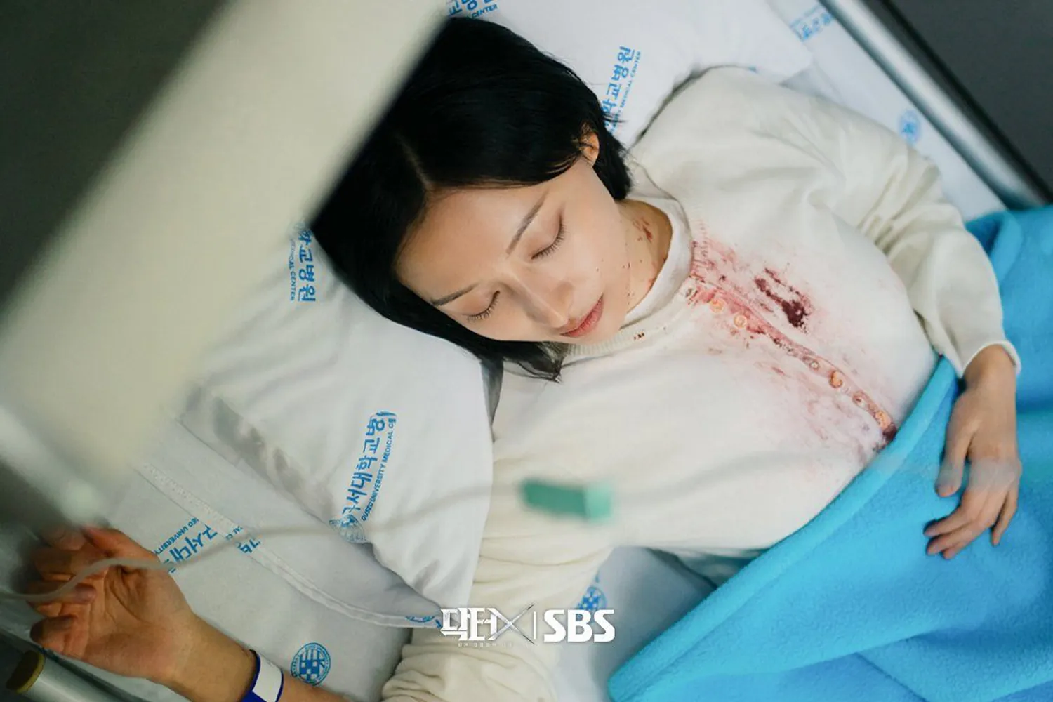 김성일의 [닥터X: 하얀 마피아의 시대] 3화에서, 어려운 수술을 마치고 쓰러진 줄 알았는데, 그냥 자는 거였습니다. 😪🤤😴 이미지