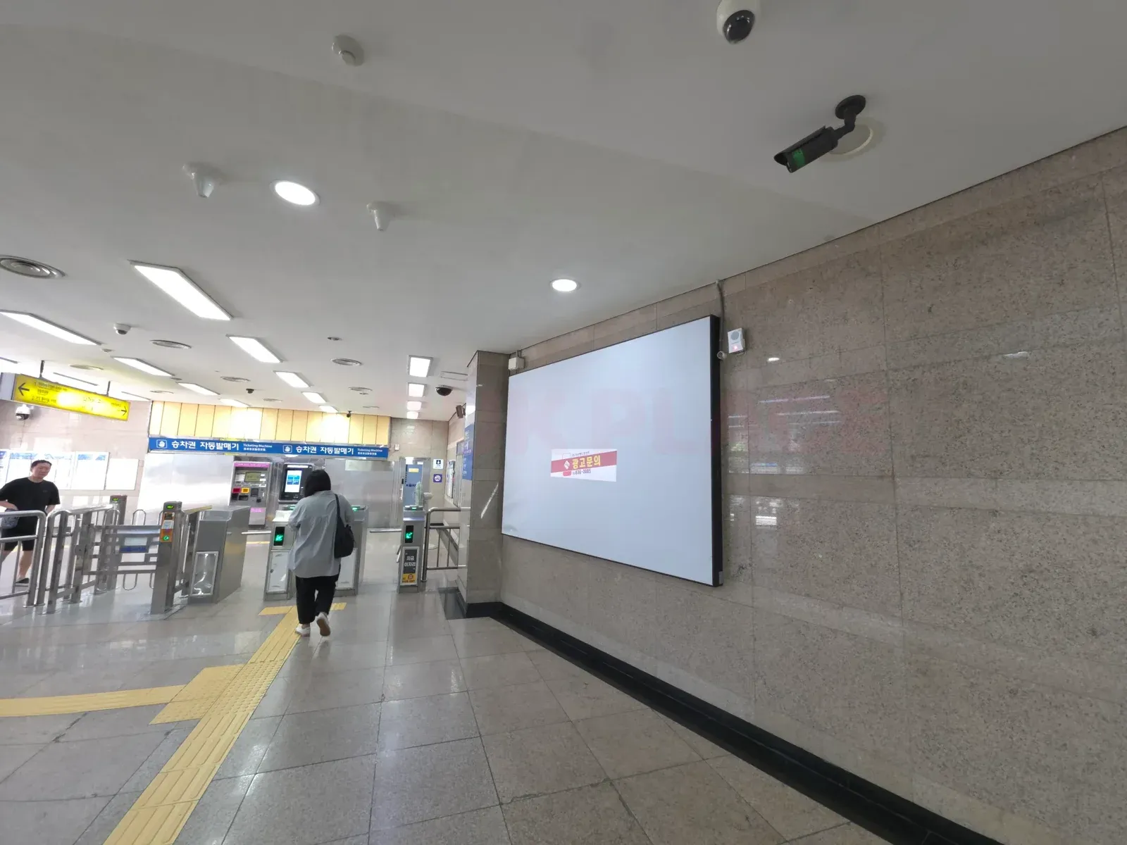 영등포역 1호선 개찰구 옆 벽면의 비어 있는 조명광고 광고면