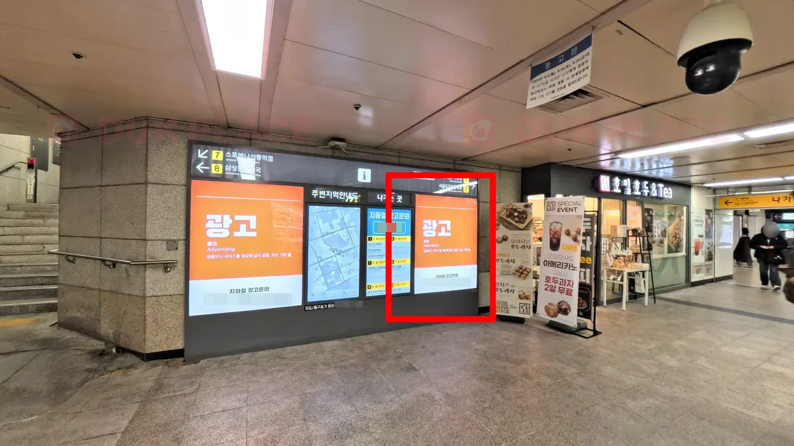 선릉역 통로의 종합안내도 옆 조명광고 위치를 빨간 테두리로 표시한 사진