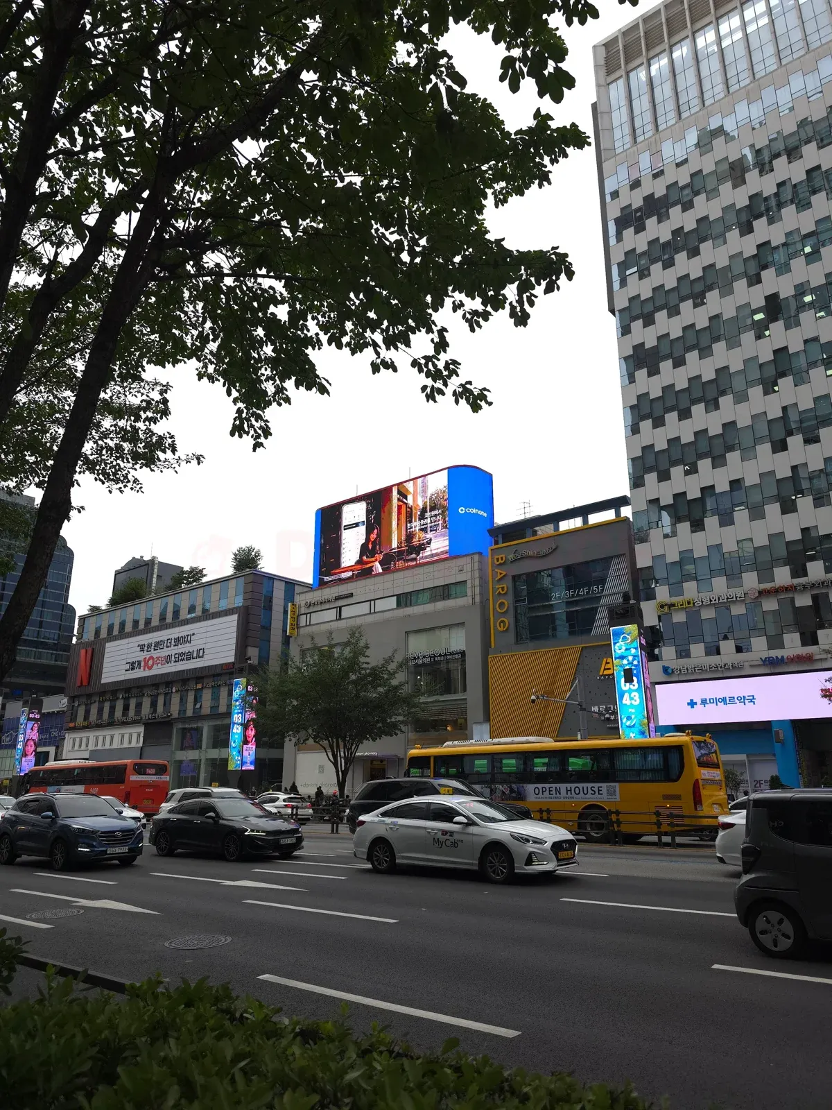 강남대로에서 본 강남역 규정빌딩 옥상 전광판