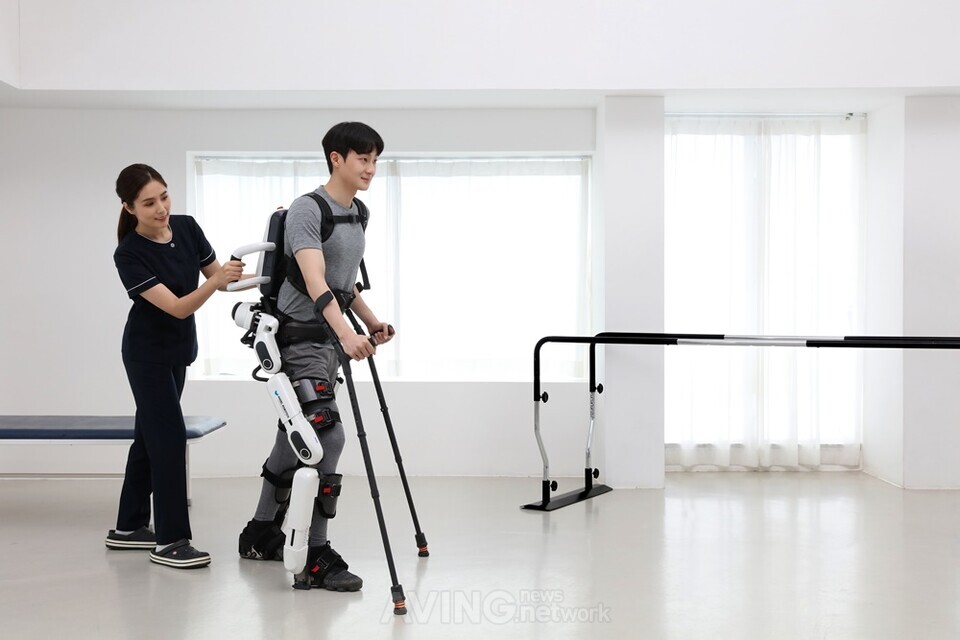 웨어러블 로봇 착용한 사람