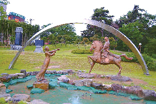 ▲ 나주 완사천의 ‘왕건과 장화왕후’를 상징한 조형물.