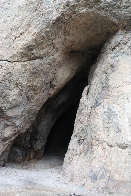 홍길동전에 나오는 활빈당의 무대이자 변산도적의 소굴로 추정되는 굴바위 (100여명 기거 가능공간)