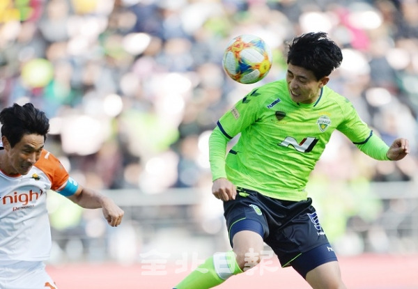 전북현대모터스와 강원FC의 2019하나원큐K리그1 3라운드 경기가 열린 17일 전주월드컵경기장에서 전북현대 임선영 선수가 헤딩슛을 날리고 있다. 박형민 기자