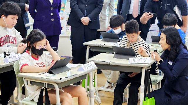 초등 <b>AI</b><b>교과서</b> 수업 '창의성UP'… 복잡한 인증 절차는 숙제