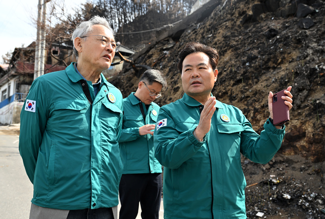 <b>유인촌 장관</b>, 경북 <b>산불피해</b> 현장방문