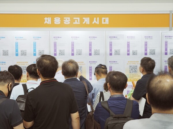 서울시 시니어 일자리박람회 채용공고 게시대를 살펴보는 구직자들&nbsp;| 사진: 연금경제